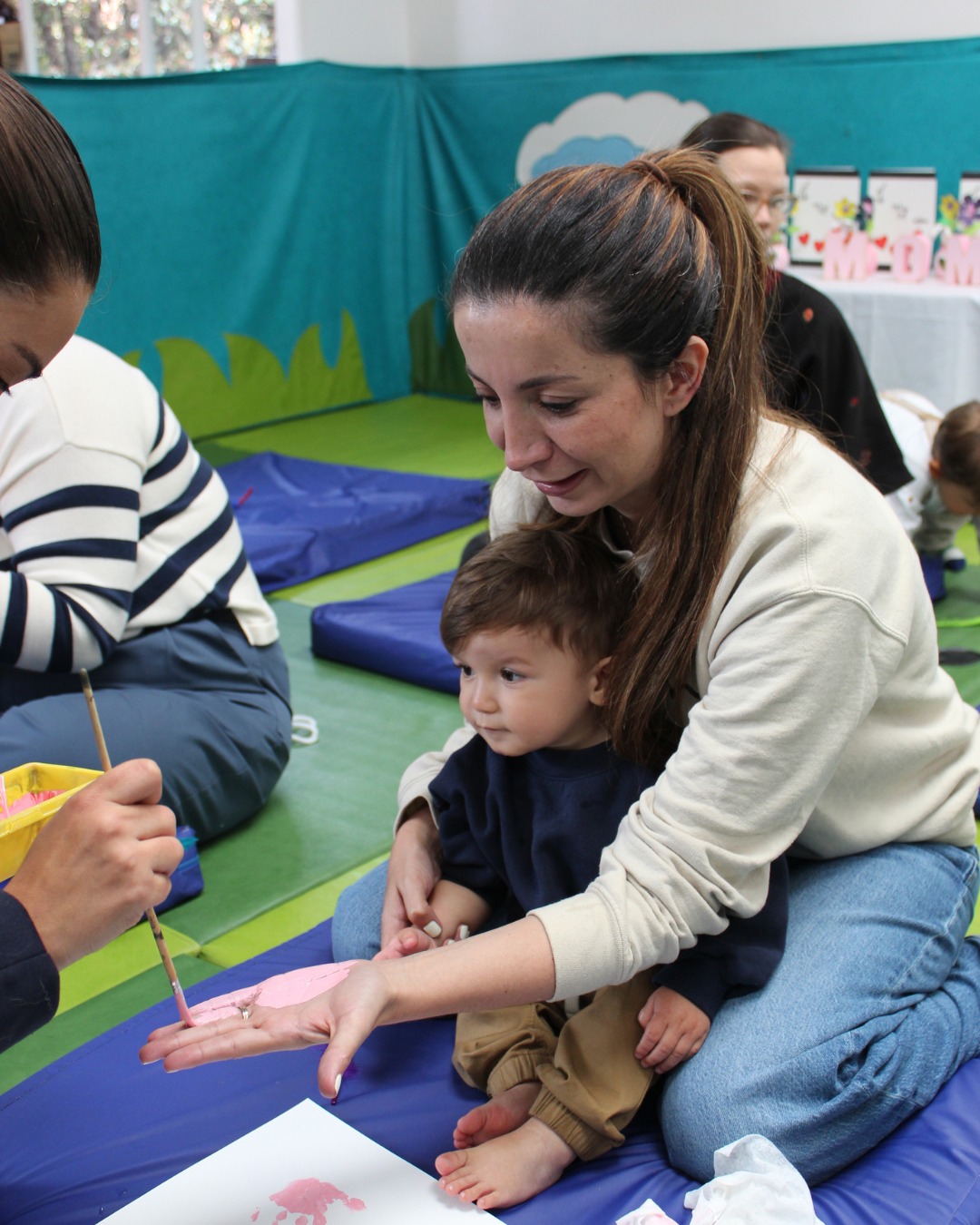 Bebé en clase de estimulación